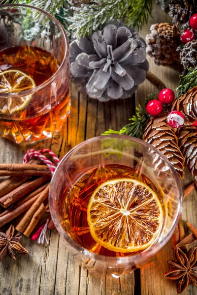 Cocktail aus Orange, Gewürzen und Bourbon Whiskey — Stockfoto