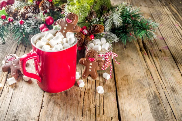 Taza de chocolate caliente de Navidad con hombre de pan de jengibre de chocolate — Foto de Stock