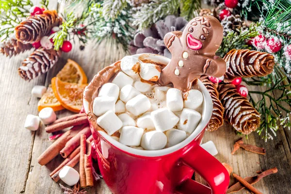 Рождественская кружка с шоколадными пряниками — стоковое фото