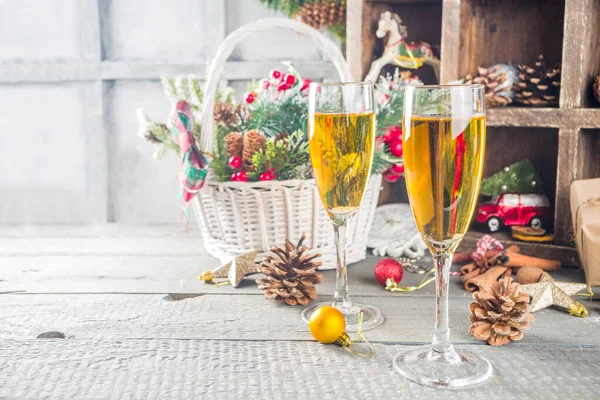 Due bicchieri di champagne con decorazione natalizia — Foto Stock