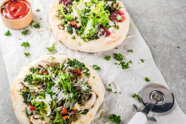 Taze sebze vejetaryen pizza