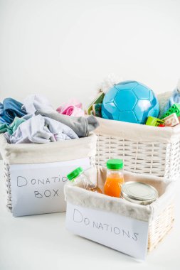 Giysi, oyuncak ve gıda ile Bağış kutusu