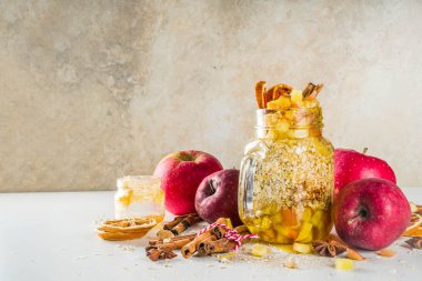 Güz elması bir gecede yulaf ezmesi 