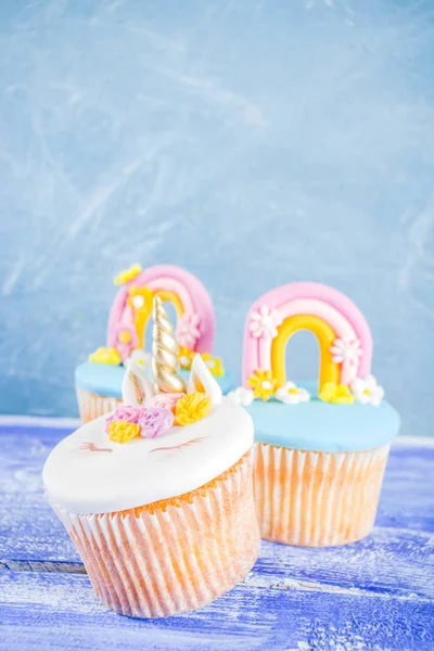 귀여운 유니콘 컵 케이크 — 스톡 사진