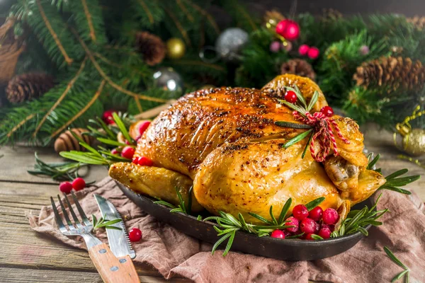 Poulet entier rôti avec décoration de Noël — Photo