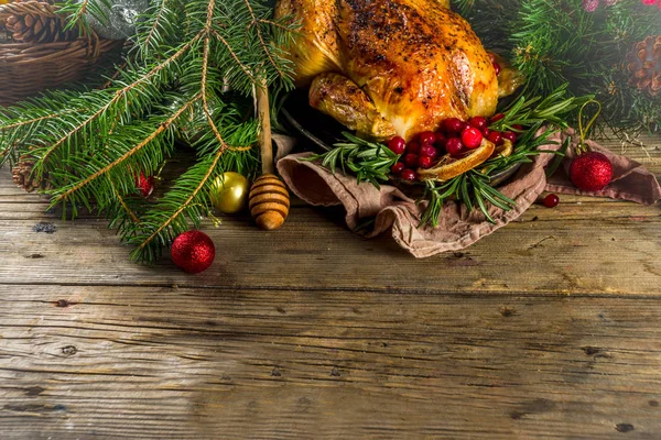 Pollo entero asado con decoración navideña — Foto de Stock