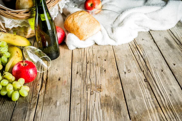 Cesta de picnic con pan de frutas y vino — Foto de Stock