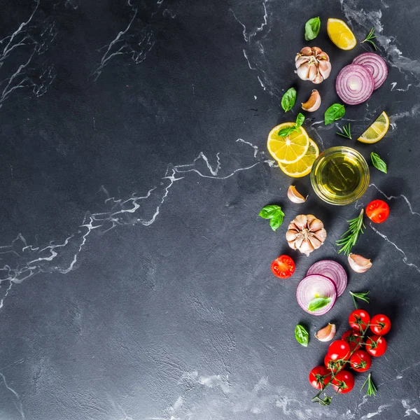 Fond de cuisson avec légumes et herbes — Photo