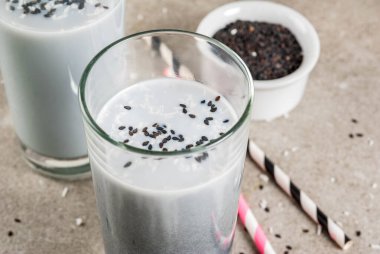 Trendy vegan yemek tarifleri, siyah susam buzlu Latte veya güler yüzlü w