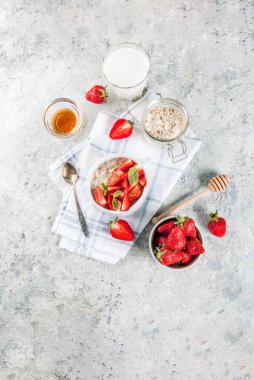 Kahvaltı yulaf ezmesi çilek