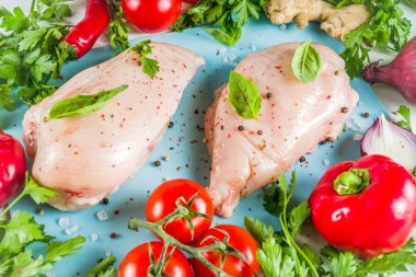 Baharat ve otlar ile Çiğ tavuk fileto 