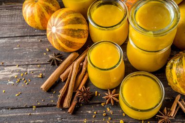 Farklı cam kavanozlarda kabak püresi