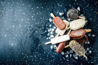 Yığın çeşitli buzlu çubuk dondurma