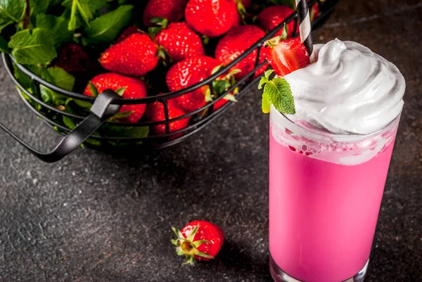 Kall jordgubbs milkshake — Stockfoto
