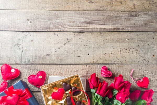 Día de San Valentín con rosas rojas y corazón de chocolate —  Fotos de Stock
