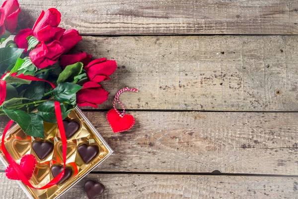 Kırmızı güller ve çikolata kalpli sevgililer günü — Stok fotoğraf