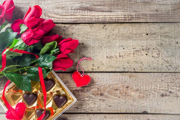 Valentijnsdag met rode rozen en chocolade hart — Stockfoto
