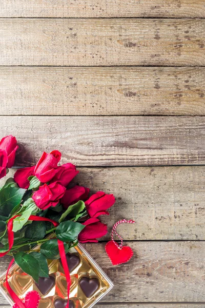 Dia dos namorados com rosas vermelhas e coração de chocolate — Fotografia de Stock