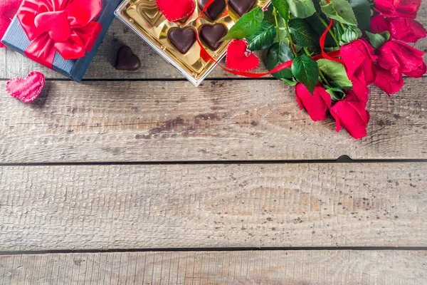 붉은 장미와 초콜릿 하트로 장식된 발렌틴 데이 — 스톡 사진