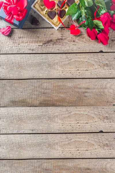 Día de San Valentín con rosas rojas y corazón de chocolate —  Fotos de Stock