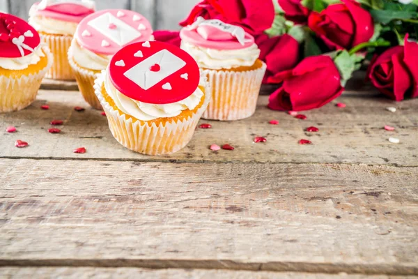 Día de San Valentín rosado y rojo cupcakes —  Fotos de Stock