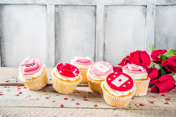 Día de San Valentín rosado y rojo cupcakes —  Fotos de Stock