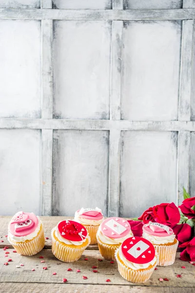 День святого Валентина рожеві і червоні тістечка. — стокове фото