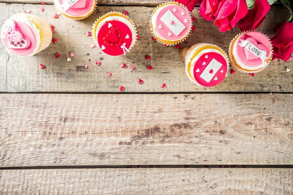 バレンタインデーピンクと赤のカップケーキ — ストック写真