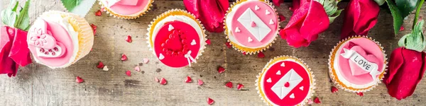 Dia dos Namorados rosa e cupcakes vermelhos — Fotografia de Stock