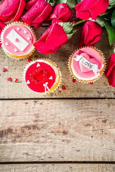 Día de San Valentín rosado y rojo cupcakes —  Fotos de Stock
