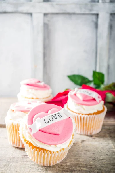 День святого Валентина розовые и красные кексы — стоковое фото