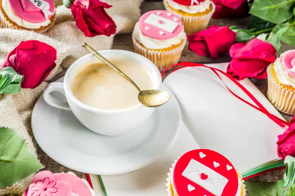 Cupcakes roses et rouges Saint Valentin — Photo