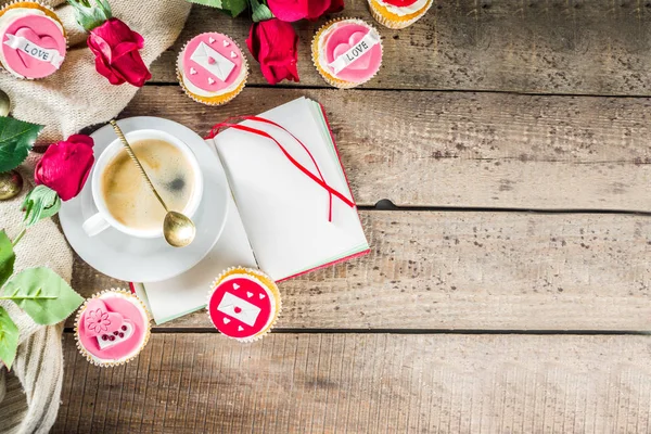 Валентинов день кексы с чашкой кофе — стоковое фото