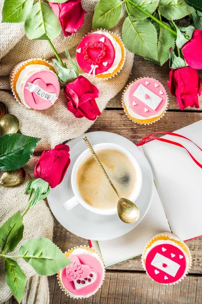 Cupcake di San Valentino con tazza di caffè — Foto Stock