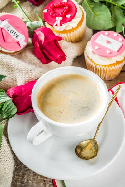 Valentinstag Cupcakes mit Kaffeetasse — Stockfoto