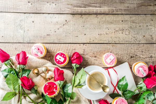 Magdalenas de San Valentín con taza de café —  Fotos de Stock