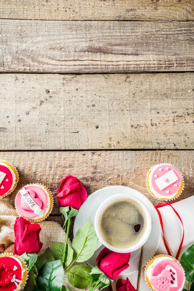 Dia dos Namorados cupcakes com xícara de café — Fotografia de Stock