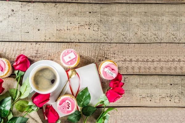 Cupcake di San Valentino con tazza di caffè — Foto Stock