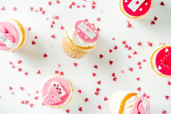 Valentijnsdag roze en rode cupcakes — Stockfoto