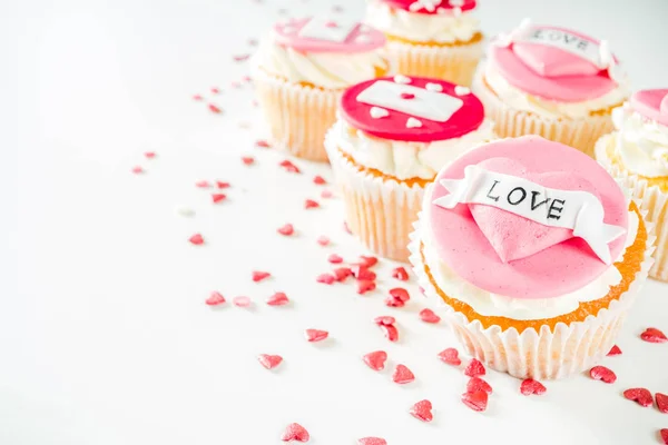 Valentinstag rosa und rote Cupcakes — Stockfoto
