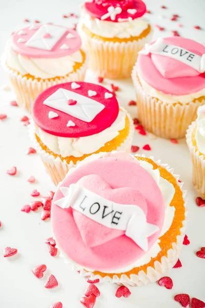 Día de San Valentín rosado y rojo cupcakes —  Fotos de Stock