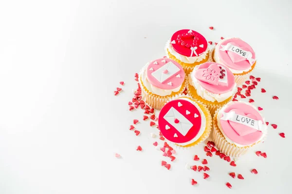 Valentine's day pink and red cupcakes — Stock Photo, Image