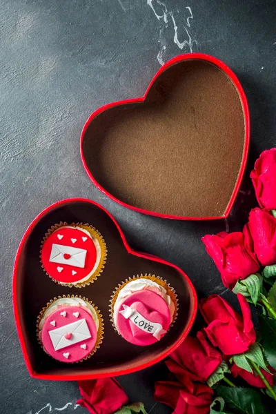 Día de San Valentín rosado y rojo cupcakes —  Fotos de Stock