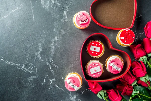 Valentijnsdag roze en rode cupcakes — Stockfoto
