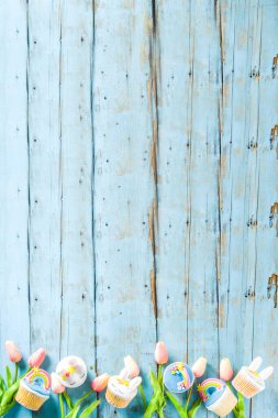 Ev yapımı şirin paskalya çörekleri.