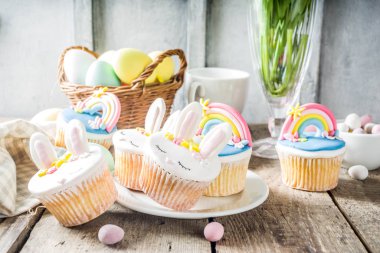 Ev yapımı şirin paskalya çörekleri.