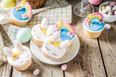 Ev yapımı şirin paskalya çörekleri.