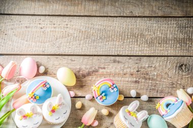 Ev yapımı şirin paskalya çörekleri.