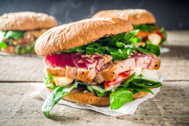 Çeşitli deniz ürünleri ve balık köfteleri.