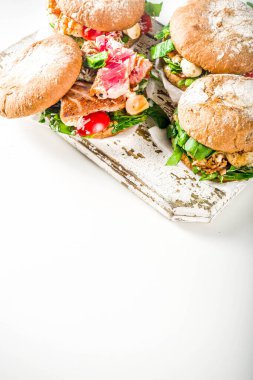 Çeşitli deniz ürünleri ve balık köfteleri.